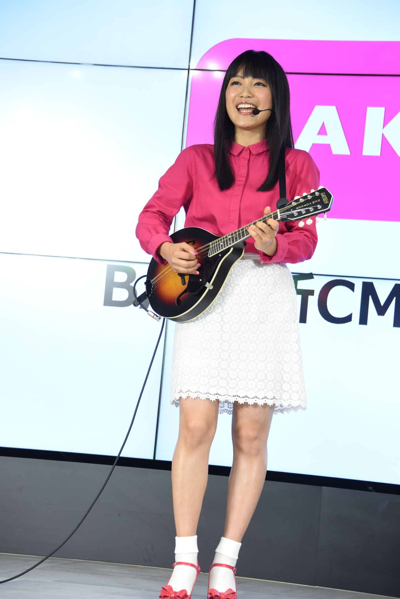 新曲「Princess」を披露するmiwa。