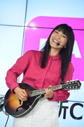 新曲「Princess」を披露するmiwa。