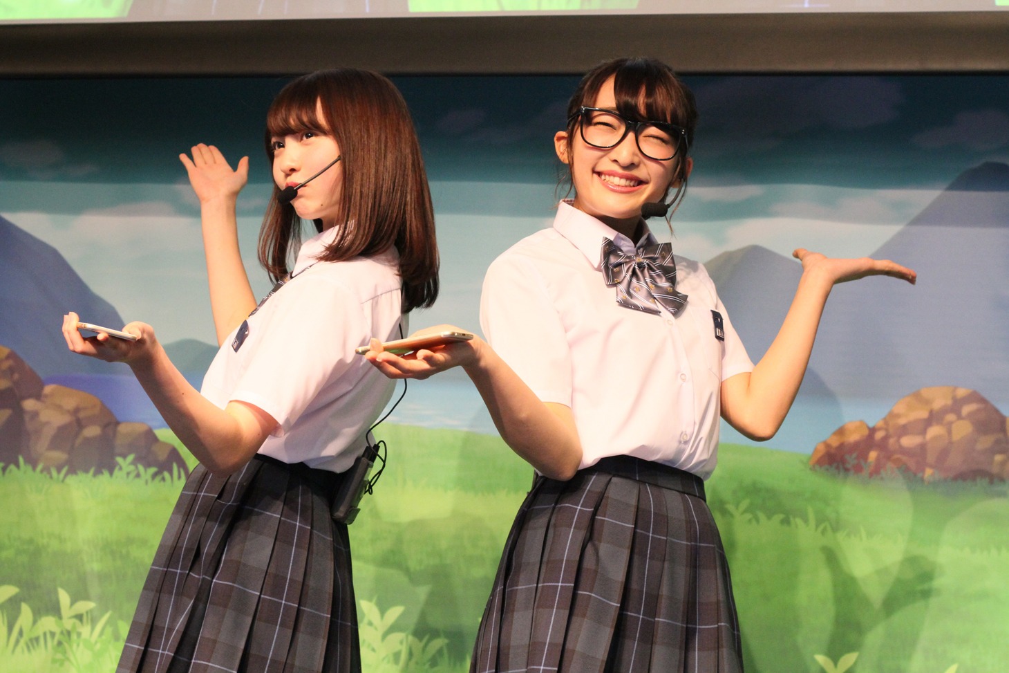 「エレスト1周年超大感謝祭」のステージでパフォーマンスするまこみな。