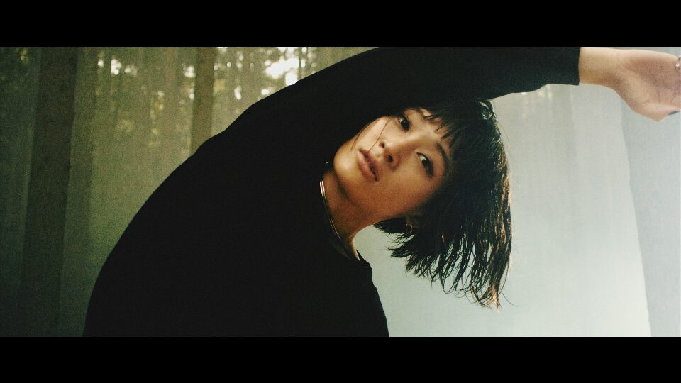 水曜日のカンパネラ 森林や路地裏でコムアイ踊る ツチノコ Mv 音楽ナタリー 水曜日のカンパネラ 森林や路地裏でコムアイ踊る ツチノコ Mv 音楽ナタリー