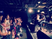 東京・タワーレコード渋谷店B1F CUTUP STUDIOでのインストアライブの様子。（写真提供：エイベックス・ミュージック・クリエイティヴ）