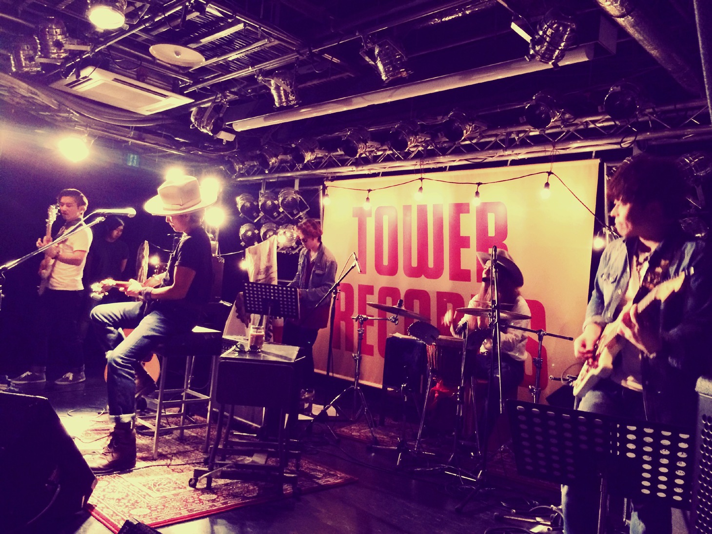 東京・タワーレコード渋谷店B1F CUTUP STUDIOでのインストアライブの様子。（写真提供：エイベックス・ミュージック・クリエイティヴ）