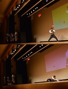 生徒に代わって風船爆破を間近で受ける担任の森ハヤシ(右)。