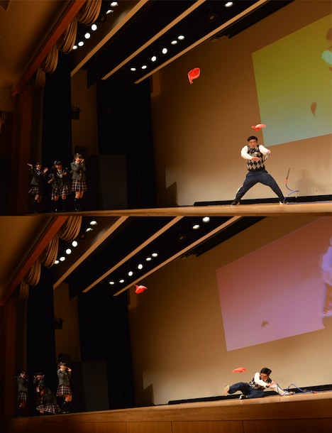 生徒に代わって風船爆破を間近で受ける担任の森ハヤシ(右)。