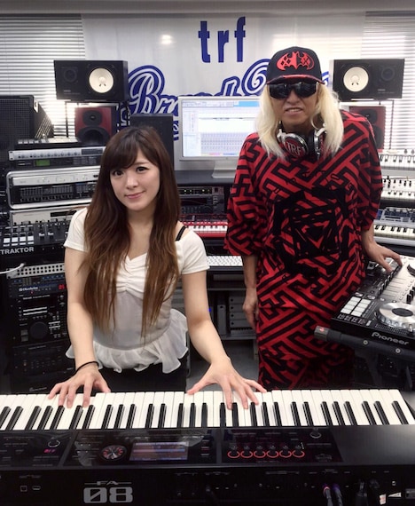 左から高木里代子、DJ KOO(TRF)。