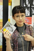 自身の1stアルバム「Selfish」を手にした前田敦子。（写真提供：キングレコード）