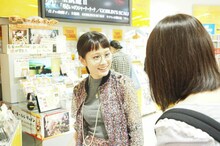 女性ファンに突然話しかける前田敦子。（写真提供：キングレコード）