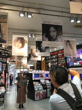 自身のパネル展示に大喜びの前田敦子。（写真提供：キングレコード）