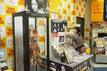 自身のパネルにサインを書き入れる前田敦子。（写真提供：キングレコード）