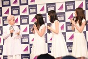 左から佐伯チズ氏、伊藤万理華、生田絵梨花、白石麻衣。