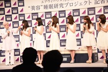 佐伯チズ氏のアドバイスを熱心に聞く乃木坂46メンバー。