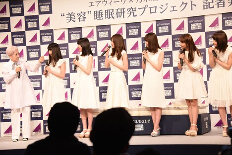佐伯チズ氏のアドバイスを熱心に聞く乃木坂46メンバー。