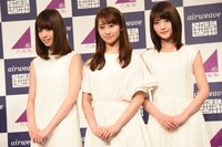 左から西野七瀬、桜井玲香、若月佑美。