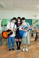 さくらしめじと永野芽郁（中央）。