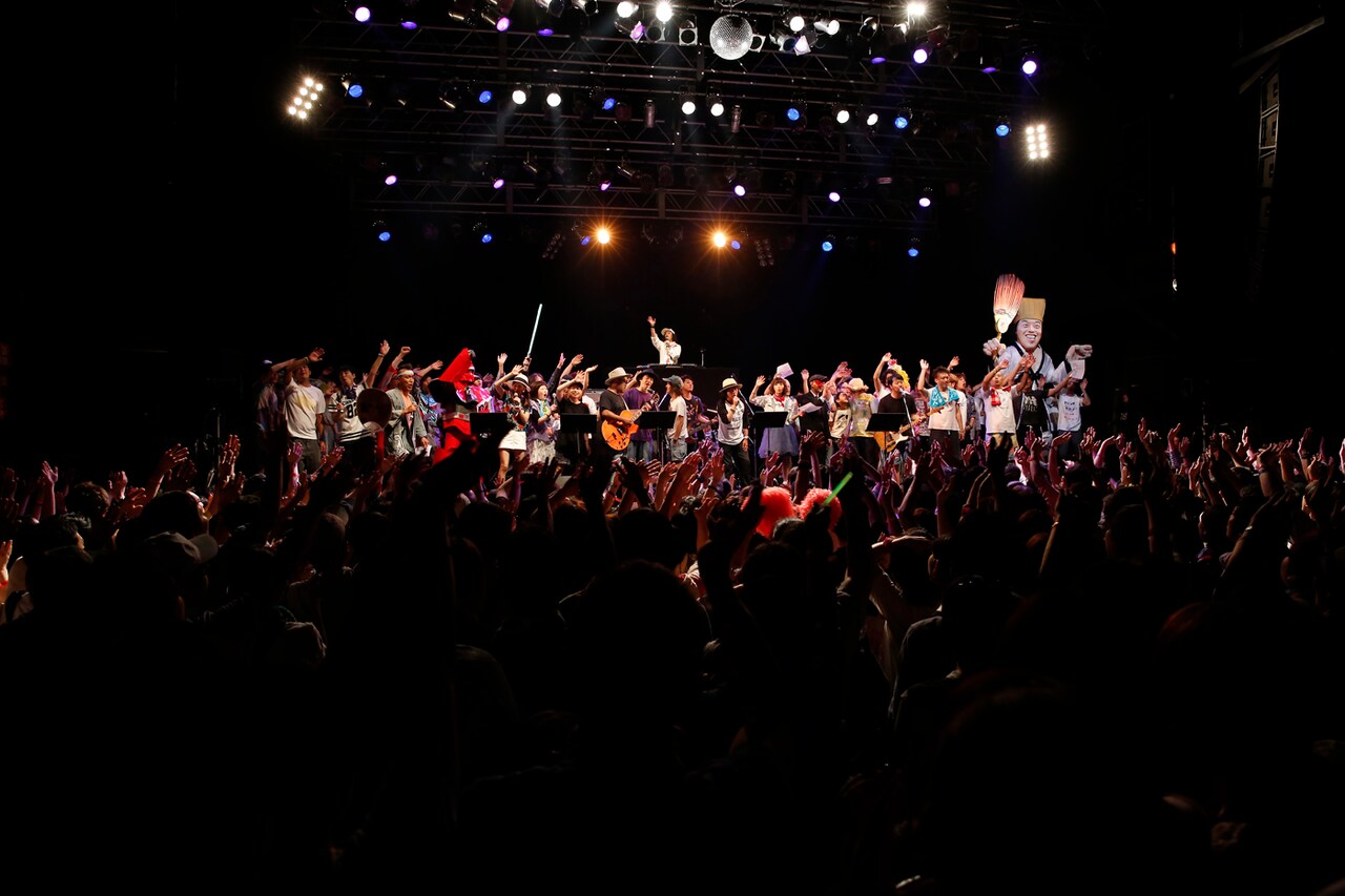 「YATSUI FESTIVAL! 2016」1日目フィナーレの様子。