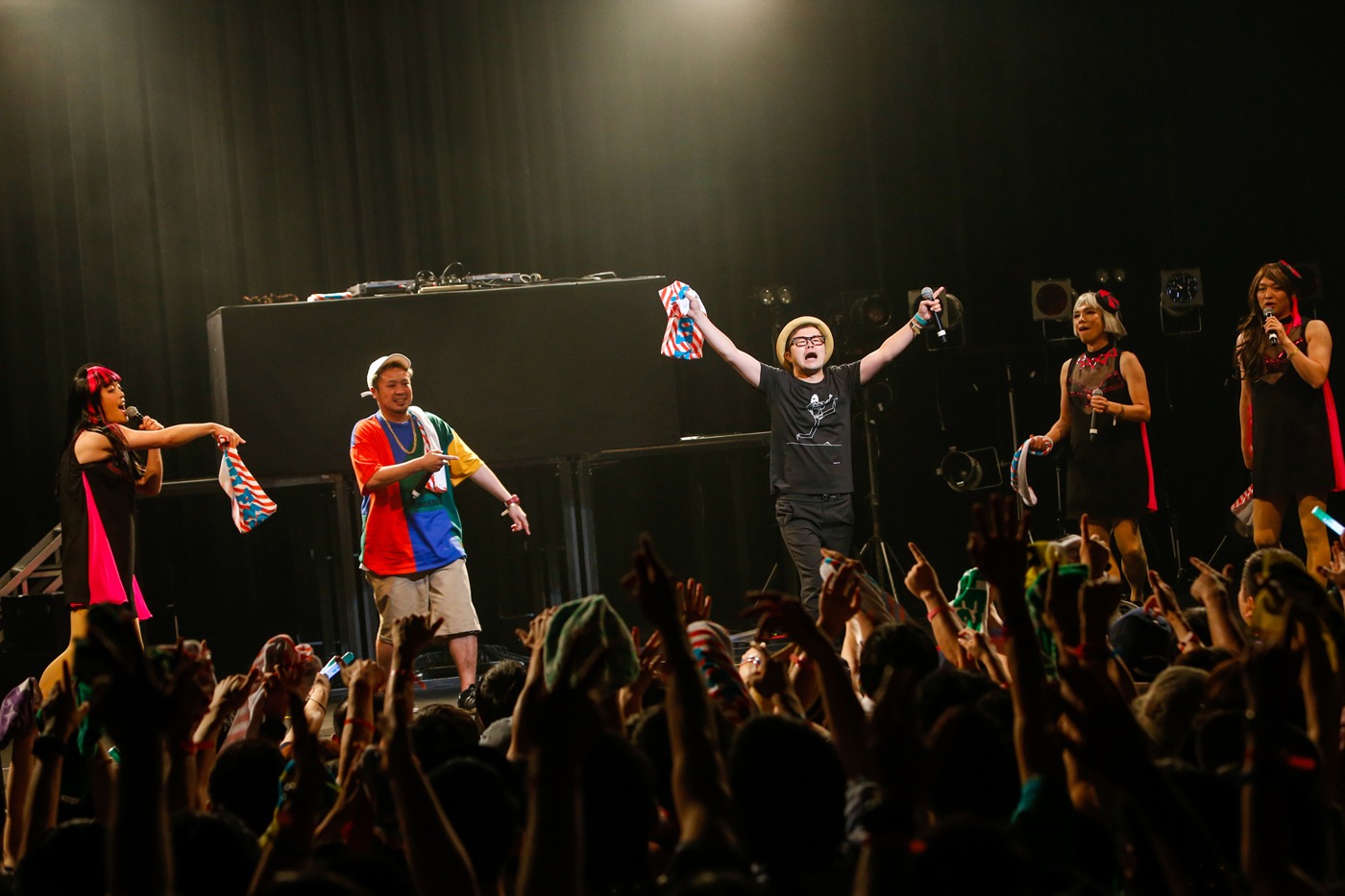 危険日チャレンジガールズ！と西寺郷太、サイプレス上野。（photo by Soshi Setani）