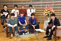 超特急と井上裕介（右）。