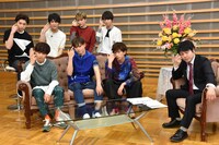 超特急と井上裕介（右）。