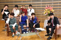 超特急と井上裕介（右）。