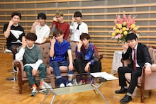 超特急と井上裕介（右）。