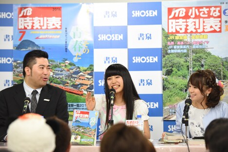 トークショー「“ぁぃぁぃ”が語る鉄道“あい”」の様子。左から大内学編集長、廣田あいか、久野知美アナウンサー。