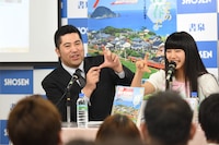 マニアックな話題で意気投合する大内編集長（左）とぁぃぁぃ（右）。