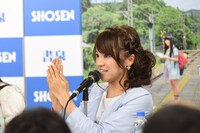 自慢の鉄道ネイルをアピールする久野アナ。