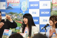 「JTB時刻表」の表紙を使ったキーホルダーをプレゼントされ大喜びのぁぃぁぃ（中央）。