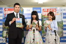左から大内学編集長、廣田あいか、久野知美アナウンサー。