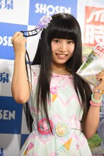 線路をイメージしたヘアメイクでトークショーに挑んだぁぃぁぃ。