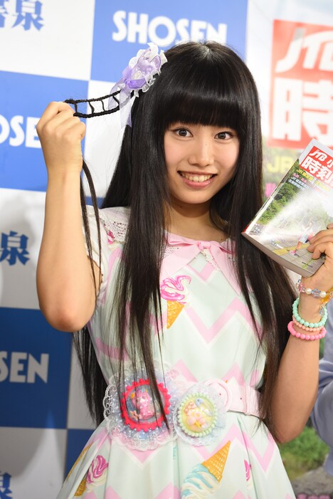 線路をイメージしたヘアメイクでトークショーに挑んだぁぃぁぃ。