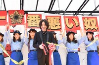 テープカットを行う綾野剛。