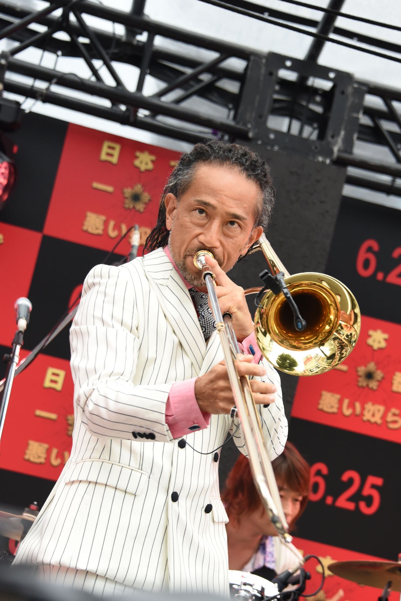北原雅彦（Tb） - スカパラ＆横山健、新宿駅前“日悪署”に見参