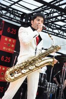 谷中敦（Baritone sax）