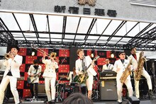 東京スカパラダイスオーケストラとKen Yokoyamaによるライブの様子。