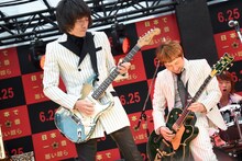 東京スカパラダイスオーケストラとKen Yokoyamaによるライブの様子。