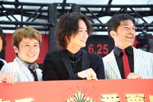 左からKen Yokoyama、綾野剛、谷中敦。