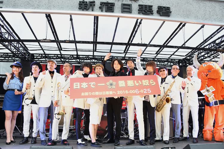スカパラ 横山健 新宿駅前 日悪署 に見参 綾野剛の前でライブ披露 音楽ナタリー