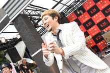 ニセ札をファンにプレゼントするKen Yokoyama。