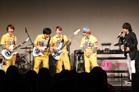 DISH//と木根尚登（右）。