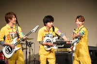 「木根垂直」を真似てみる（左から）MASAKI、TAKUMI、RYUJI。