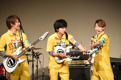 「木根垂直」を真似てみる（左から）MASAKI、TAKUMI、RYUJI。