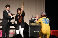 「木根しゃくり上げ」を披露する木根尚登（中央）と、カメラマン役のTo-i（右）。