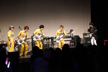 木根尚登（右）直伝のサイドステップを試すDISH//。