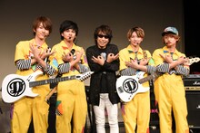 DISH//と木根尚登（中央）。