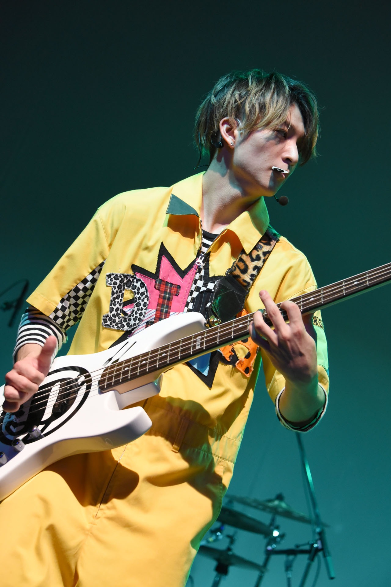 ソロでスラップベースを披露するRYUJI。