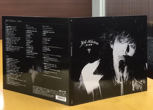 SION「30th milestone」30周年記念限定盤の外装。