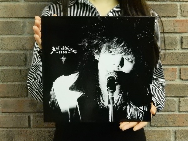 SION「30th milestone」30周年記念限定盤の外装。