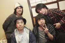 左上から時計回りに村井守（ex. 銀杏BOYZ）、九龍ジョー氏、峯田和伸、磯部涼氏。