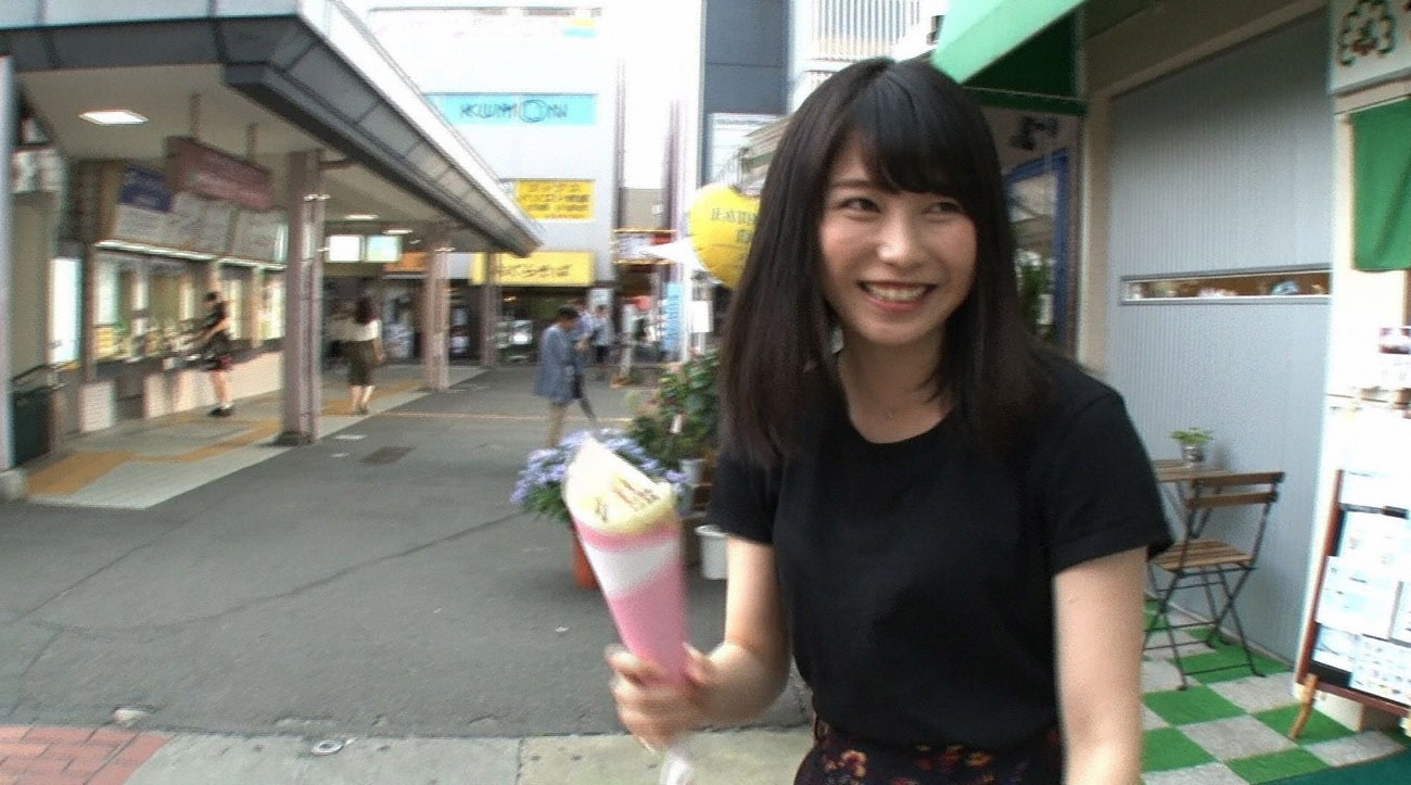 休日を過ごす横山由依。 (c)MBS